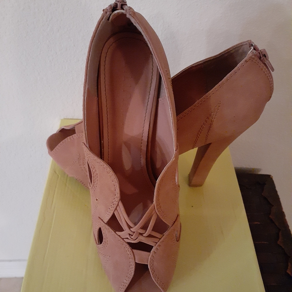 Heel - Picture 3 of 3